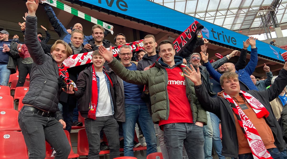 Reistips voor een voetbalreis met gepakte koffer voor vertrek