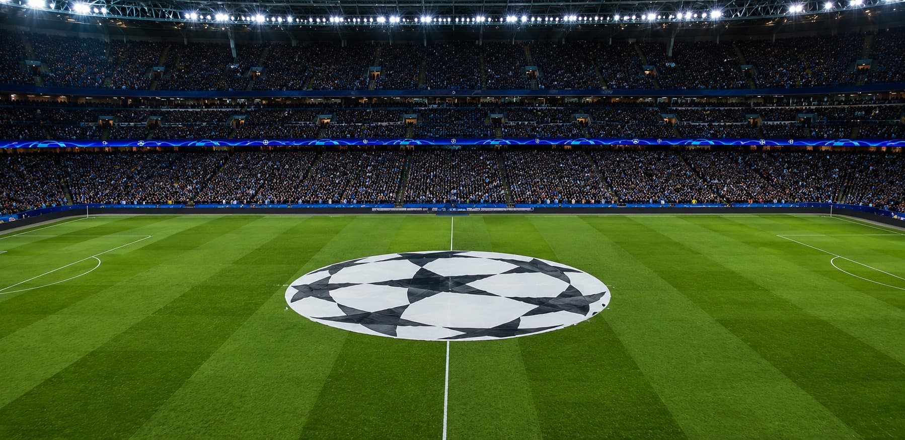 De Champions League-trofee onder de lichten van een avondwedstrijd
