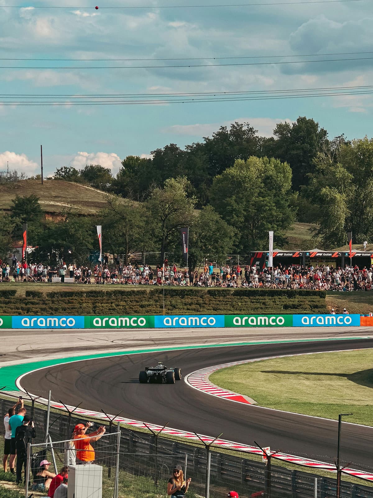 Uitzicht op een Formule 1-circuit met tribunes langs de baan