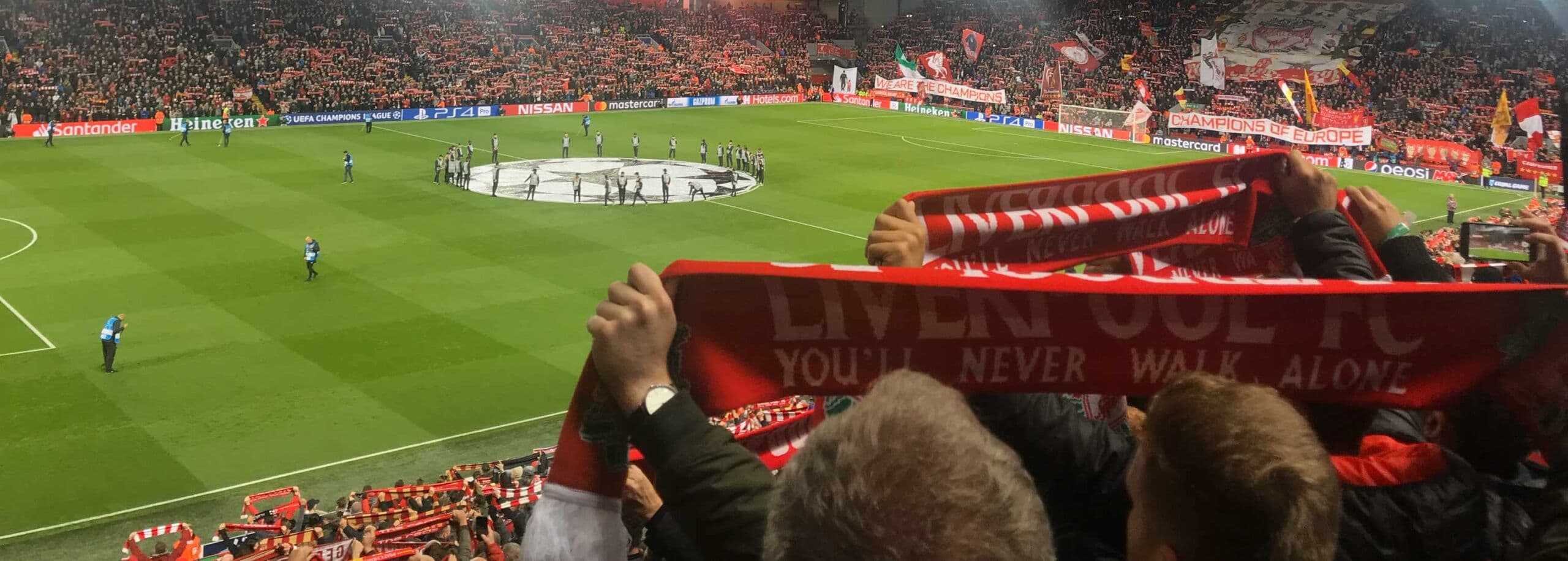 Een vol voetbalstadion tijdens een wedstrijd